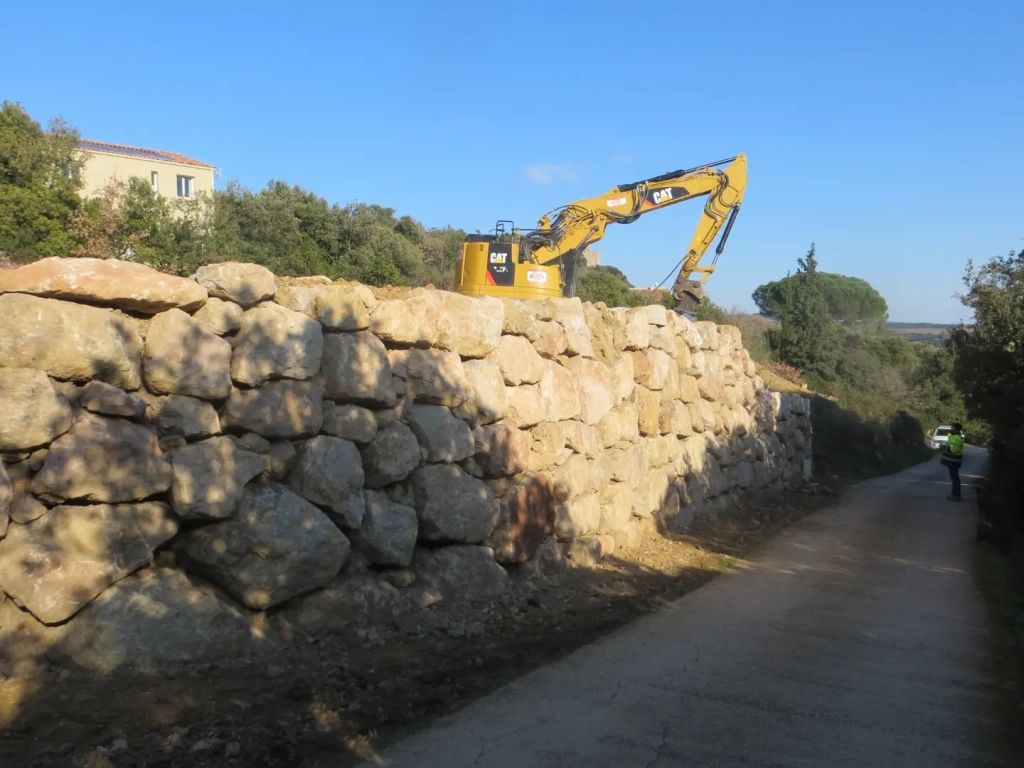 Enrochements et gabions (Terrassement)